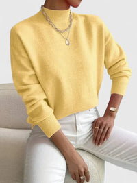 Pull à col roulé jaune en maille côtelée, manches longues, coupe ample.