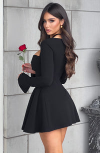 Robe courte trapèze noire, manches longues, vue dos avec encolure en V