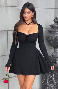 Robe courte trapèze noire, encolure cœur, manches longues et jupe évasée