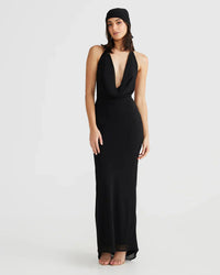 Robe longue noire à décolleté en V profond, sans manches, coupe près du corps.