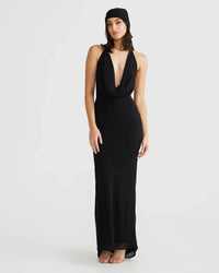 Robe longue noire à décolleté plongeant, bretelles fines et jupe près du corps