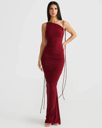 Robe longue rouge moulante à bretelle asymétrique, décolleté sur le côté et longs liens.