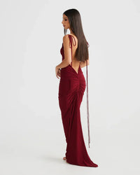 Robe longue Gia™ rouge vue de dos, décolleté en V et liens à nouer aux épaules