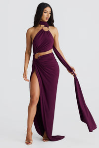 Robe longue violette avec col licou, fente latérale, drapés et bretelle flottante