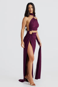 Robe longue drapée violette à encolure licou, fente haute et liens décoratifs