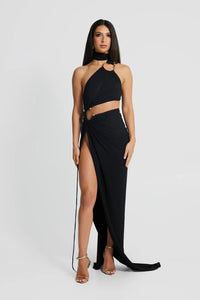 Robe longue noire à encolure licou, découpe au buste et fente sur le côté