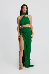 Robe longue verte drapée, col licou, fente sur la jambe, fronces à la taille