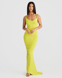 Robe longue Yelena jaune, bretelles fines, encolure carrée et silhouette moulante
