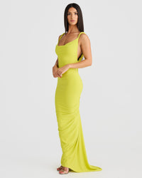 Robe longue Yelena jaune, encolure carrée, fronces latérales et coupe près du corps