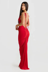 Robe longue rouge vue de côté, bretelles avec nœuds, drapé et longues attaches.