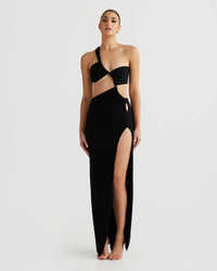 Robe longue de plage noire avec bustier croisé, décolleté et fente sur la jambe.
