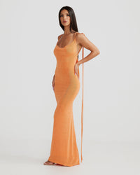 Robe longue orange à bretelles fines, décolleté en V et fente latérale