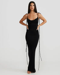 Robe longue noire à bretelles fines, décolleté en V et lanières au dos