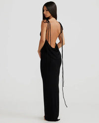 Robe longue noire, vue dos : encolure ouverte avec liens longs