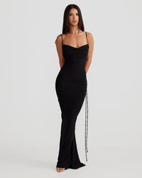 Robe longue noire à bretelles fines, encolure cœur, silhouette moulante, cordons au dos
