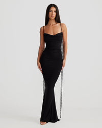 Robe longue noire près du corps, fines bretelles, décolleté en cœur, fronces au buste
