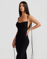 Robe longue noire ajustée, bretelles spaghetti, drapé en biais, fente sur la jambe