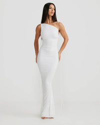Robe longue Gia™ blanche moulante à bretelles fines, décolleté asymétrique et drapés