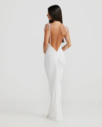 Robe longue Gia™ blanche vue de dos, décolleté en V avec liens à nouer