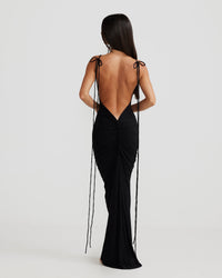 Robe longue noire vue de dos, décolleté en V avec nœuds aux bretelles et longs liens.