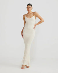 Robe longue blanche à bretelles fines, décolleté en V et ourlet échancré