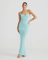 Robe longue bleu ciel sans manches, bretelles fines, silhouette près du corps.