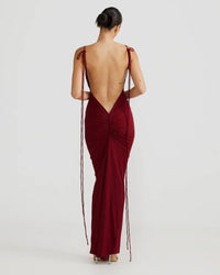 Robe longue rouge bordeaux dos nu, bretelles nouées et longues franges.