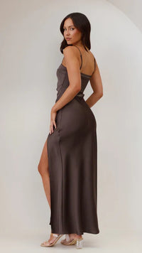 Robe longue satin grège foncé, bretelles fines, fente sur la jambe.