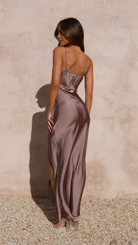 Robe longue satin grège foncé vue de dos, bretelles fines et fente.