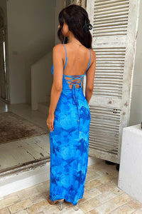 Robe longue bleue imprimé marbré, dos lacé en rubans avec nœud, coupe maxi près du corps