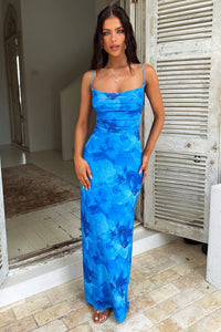 Robe longue bleue à motif marbré, bretelles fines et taille froncée, coupe près du corps