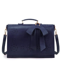 Sac à main cartable Bernadette bleu marine, poignées, perforations, ruban noué et bandoulière