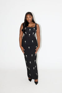 Robe longue noire à bretelles fines, motif blanc, taille légèrement cintrée
