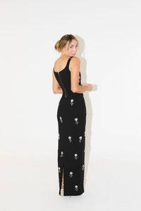 Robe longue noire à bretelles fines, vue de dos, motif blanc