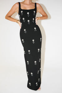 Robe longue noire à bretelles fines, motif blanc en grappes, coupe près du corps