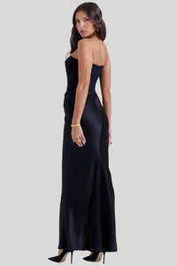 Robe de soirée noire sans manches avec dos en V et drapé à la taille