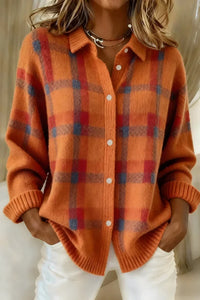 Gilet long en maille orange à carreaux, col boutonné, boutons blancs, poignets côtelés.