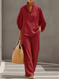 Ensemble en lin rouge : blouse boutonnée col V et pantalon droit.
