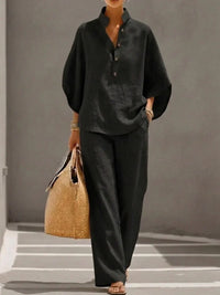 Ensemble en lin noir : blouse boutonnée col V et pantalon droit.