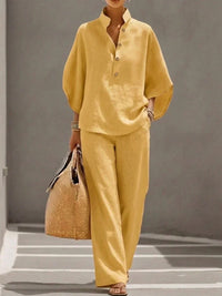 Ensemble en lin jaune : blouse boutonnée col V et pantalon droit.