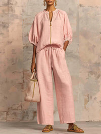 Ensemble chemise et pantalon ample rose pâle, fermeture zippée, taille froncée.