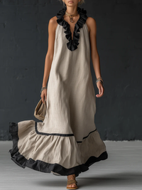 Robe longue sans manches écru avec volants noirs à l’encolure et bas ondulé