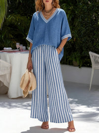 Ensemble tunique bleue et pantalon rayé à jambes larges