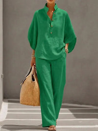 Ensemble en lin vert : blouse boutonnée col V et pantalon droit.