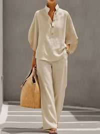 Ensemble en lin beige : blouse boutonnée col V et pantalon droit.