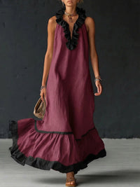 Robe longue sans manches rouge vin avec volants noirs à l’encolure et ourlet contrasté