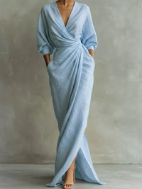 Robe élégante drapée bleu clair, col V, manches bouffantes, fente latérale.