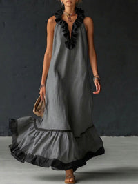 Robe longue sans manches gris foncé avec volants noirs à l’encolure et bordure contrastée