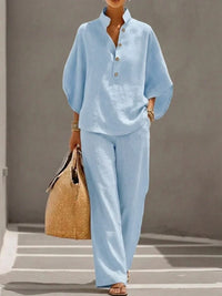Ensemble en lin bleu clair : blouse boutonnée col V et pantalon droit.
