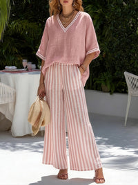 Ensemble tunique rose poudré et pantalon rayé à jambes larges